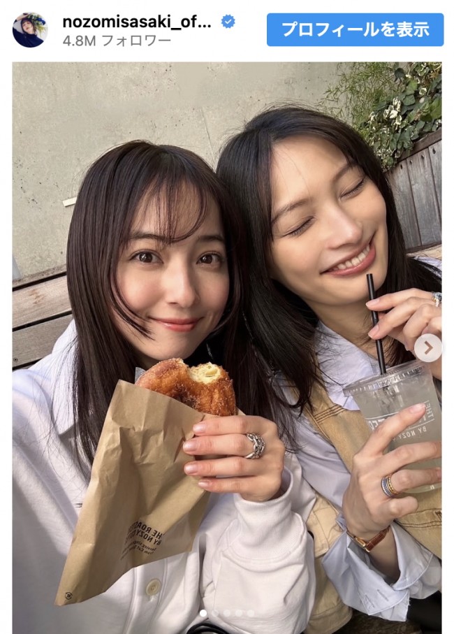 （写真左から）佐々木希、大政絢　※「佐々木希」インスタグラム