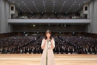 ドラマ『天久鷹央の推理カルテ』主演・橋本環奈が昭和医科大学の入学式にサプライズ登場