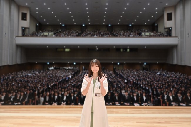ドラマ『天久鷹央の推理カルテ』主演・橋本環奈が昭和医科大学の入学式にサプライズ登場