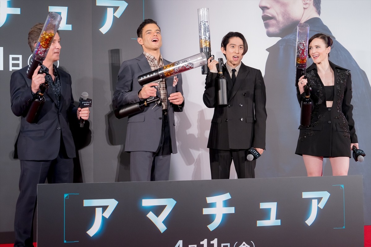 ラミ・マレック、7年ぶりの来日「日本のみなさん、愛してる～！」　三宅健が寄木細工をプレゼント