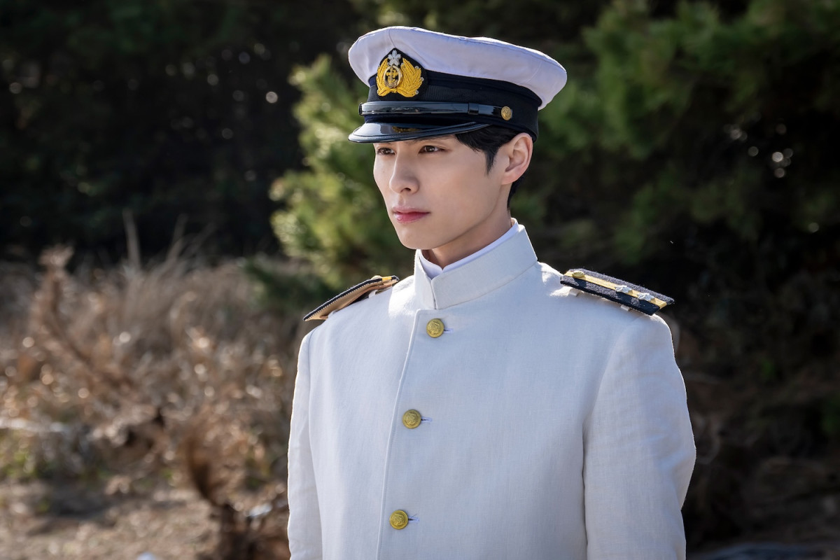 『波うららかに、めおと日和』第2話　“なつ美”芳根京子、旅先で“瀧昌”本田響矢の軍服姿に見惚れる