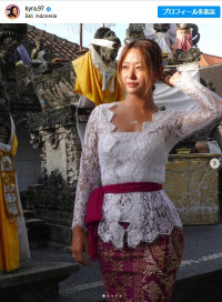 エキゾチックなグアムの民族衣装を身に着けた白波瀬海来　※「白波瀬海来」インスタグラム