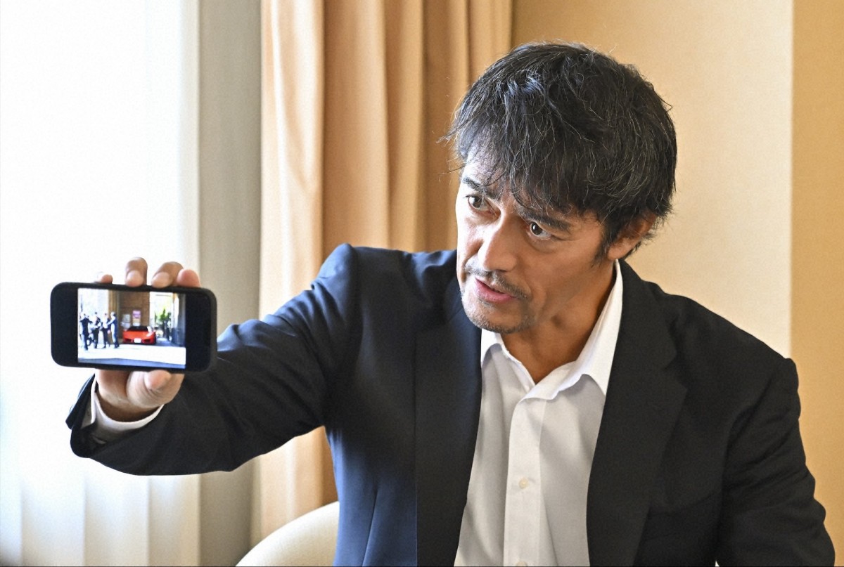 阿部寛が破天荒なキャスター役で日曜劇場に帰還！　社会派エンターテインメント『キャスター』今夜スタート