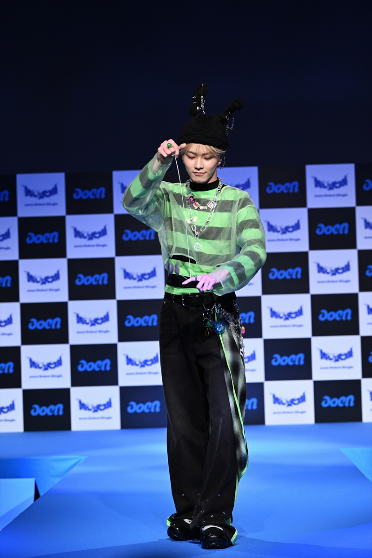 HYBE発のaoen、デビュー会見に7人で集合「一人一人違う輝きを持っている仲間」