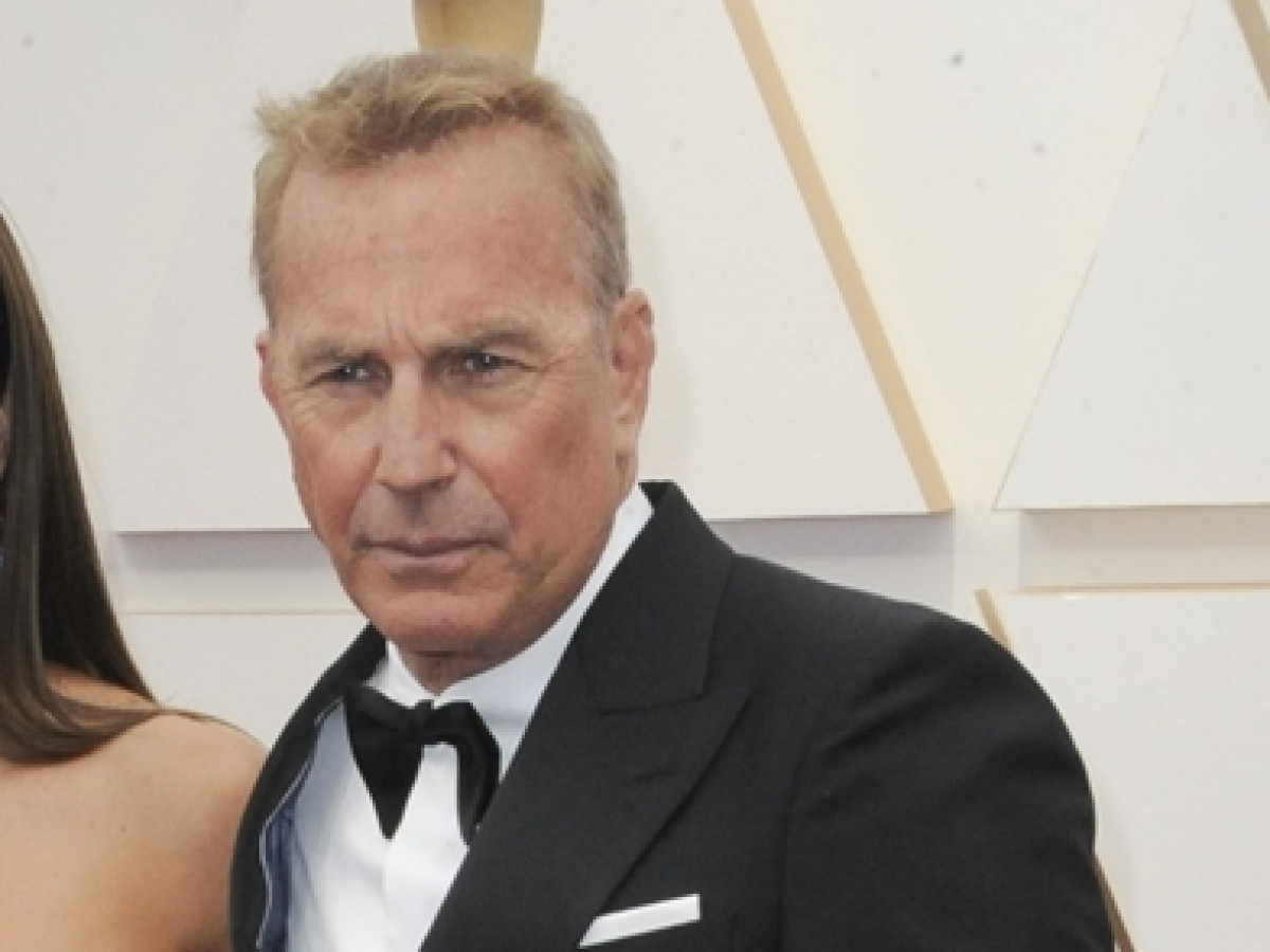 ケヴィン・コスナー、謎の女性とランチ