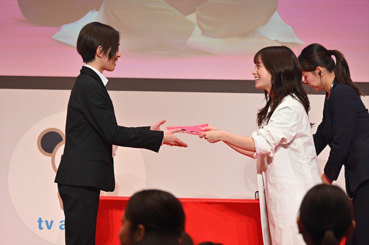 橋本環奈、テレビ朝日入社式にサプライズ登場！「私も共に頑張っていきたいです」