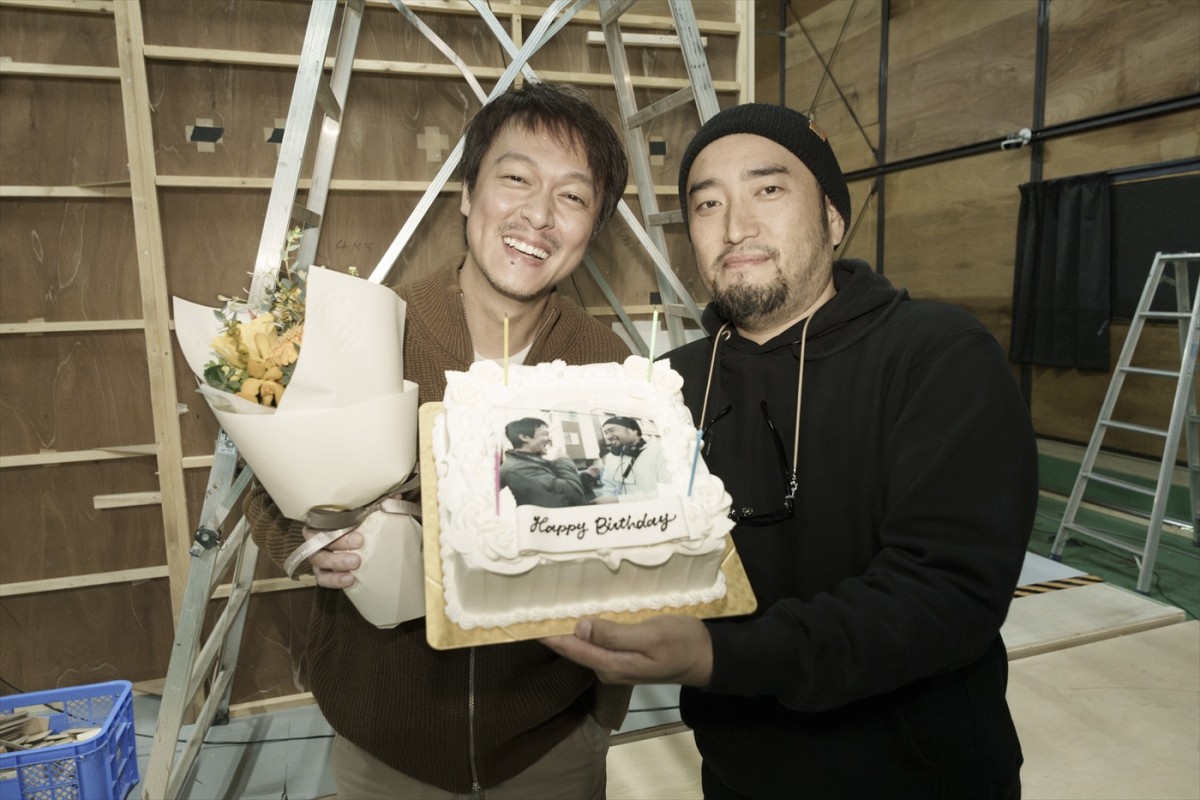 『金子差入店』主演・丸山隆平の新境地を感じさせる場面写真解禁！　誕生日の“差し入れ”に笑顔を見せるメイキングカットも