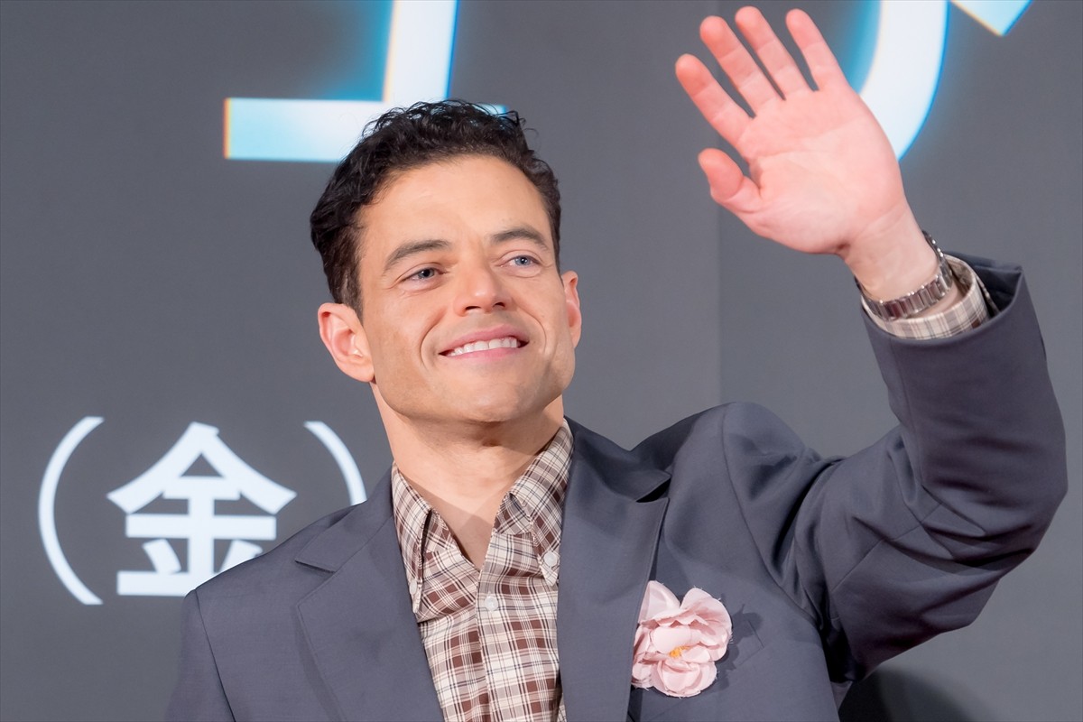 ラミ・マレック、7年ぶりの来日「日本のみなさん、愛してる～！」　三宅健が寄木細工をプレゼント