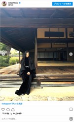 ローラ、寺院での黒装束ショット　※「ローラ」インスタグラム