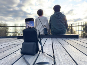 くぼたび“初のムック本”発売！　三脚やお財布など4つの機能が便利なショルダーバッグ付き
