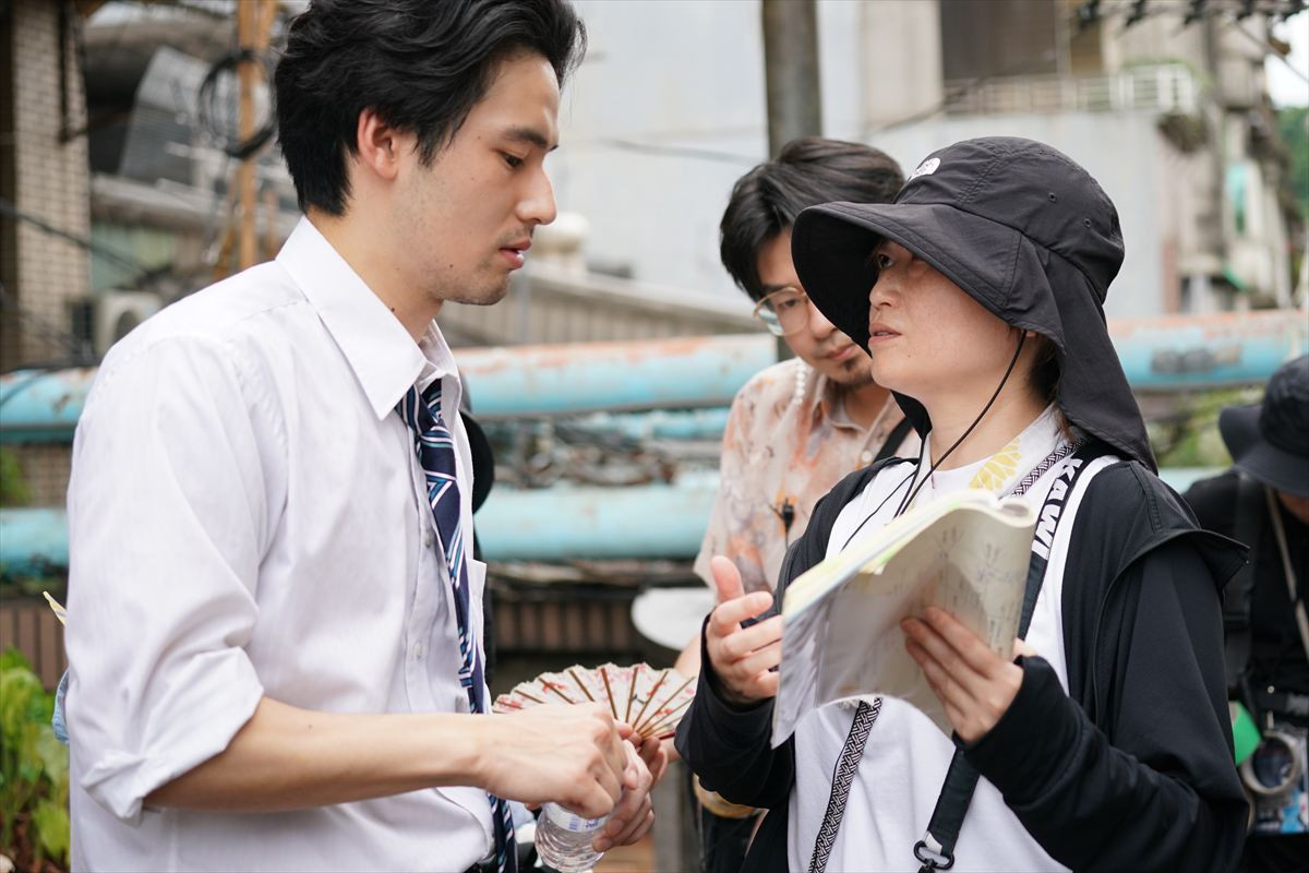 ⽔上恒司、本日誕⽣⽇！　『九龍ジェネリックロマンス』⼤⼈の⾊気と無邪気な素顔が交差する場面写真＆オフショ公開