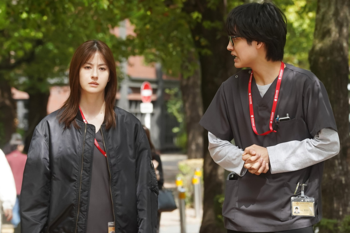 『Dr.アシュラ』第4話　“保”佐野晶哉、勤務中に外出した“朱羅”松本若菜を追いかける