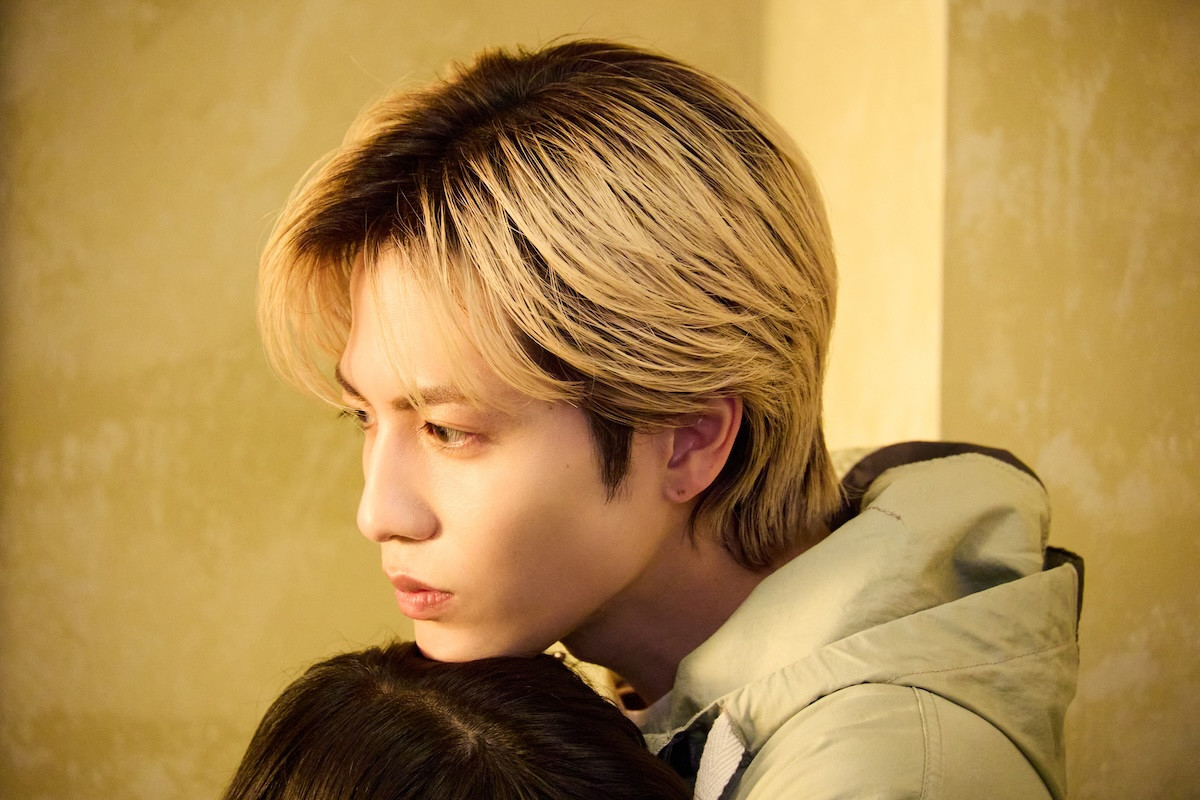 『恋は闇』第4話　“万琴”岸井ゆきの、取材現場で黒いレインコートの男と遭遇