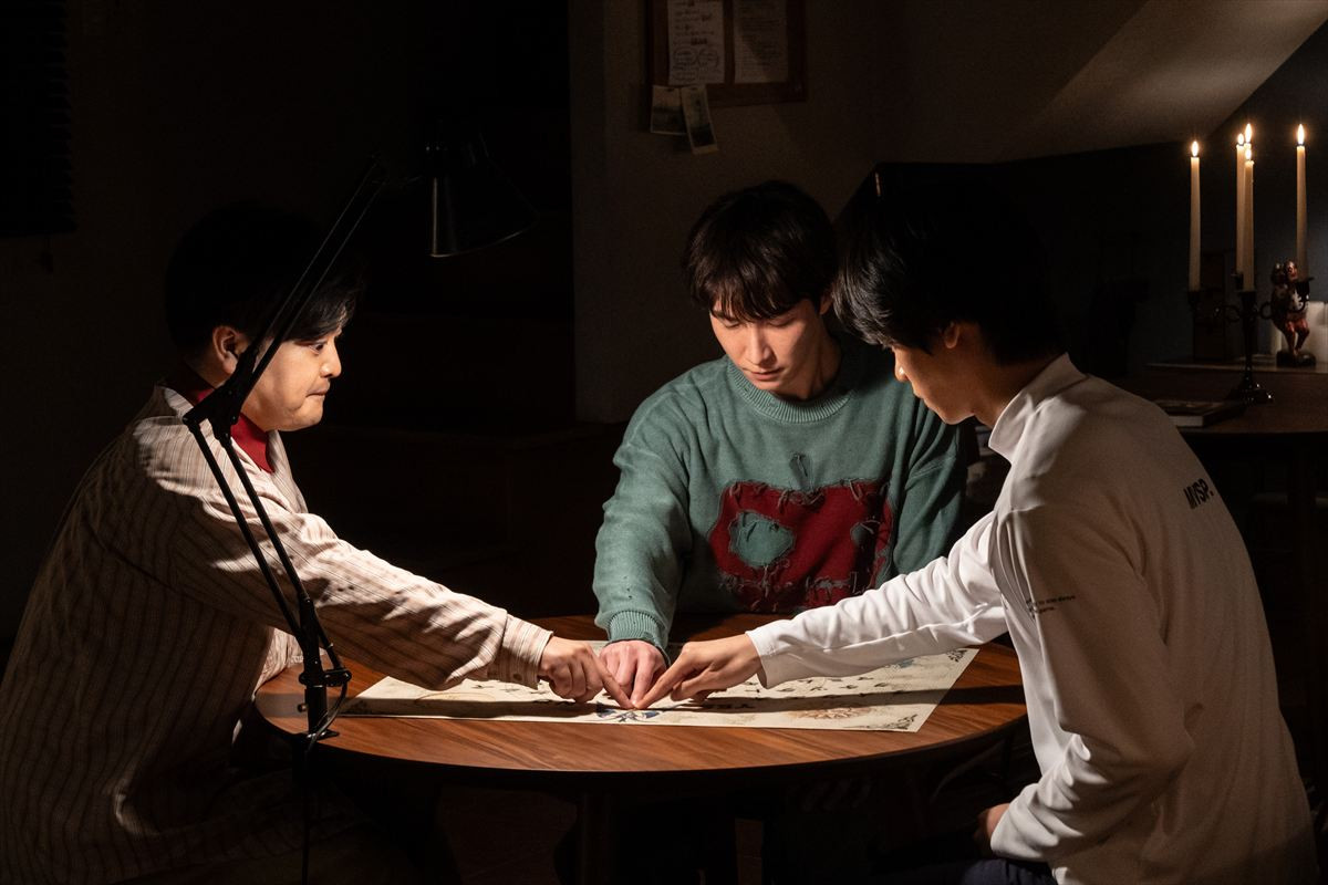 Snow Man渡辺翔太を取り巻く個性豊かなキャラ達――『事故物件ゾク 恐い間取り』意味深な場面写真解禁
