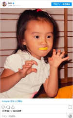 口の中に入っているのはレモン？　Koki,の幼少期　※「Koki,」インスタグラム