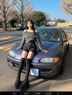 川瀬もえ、愛車との2ショット　※「川瀬もえ」エックス