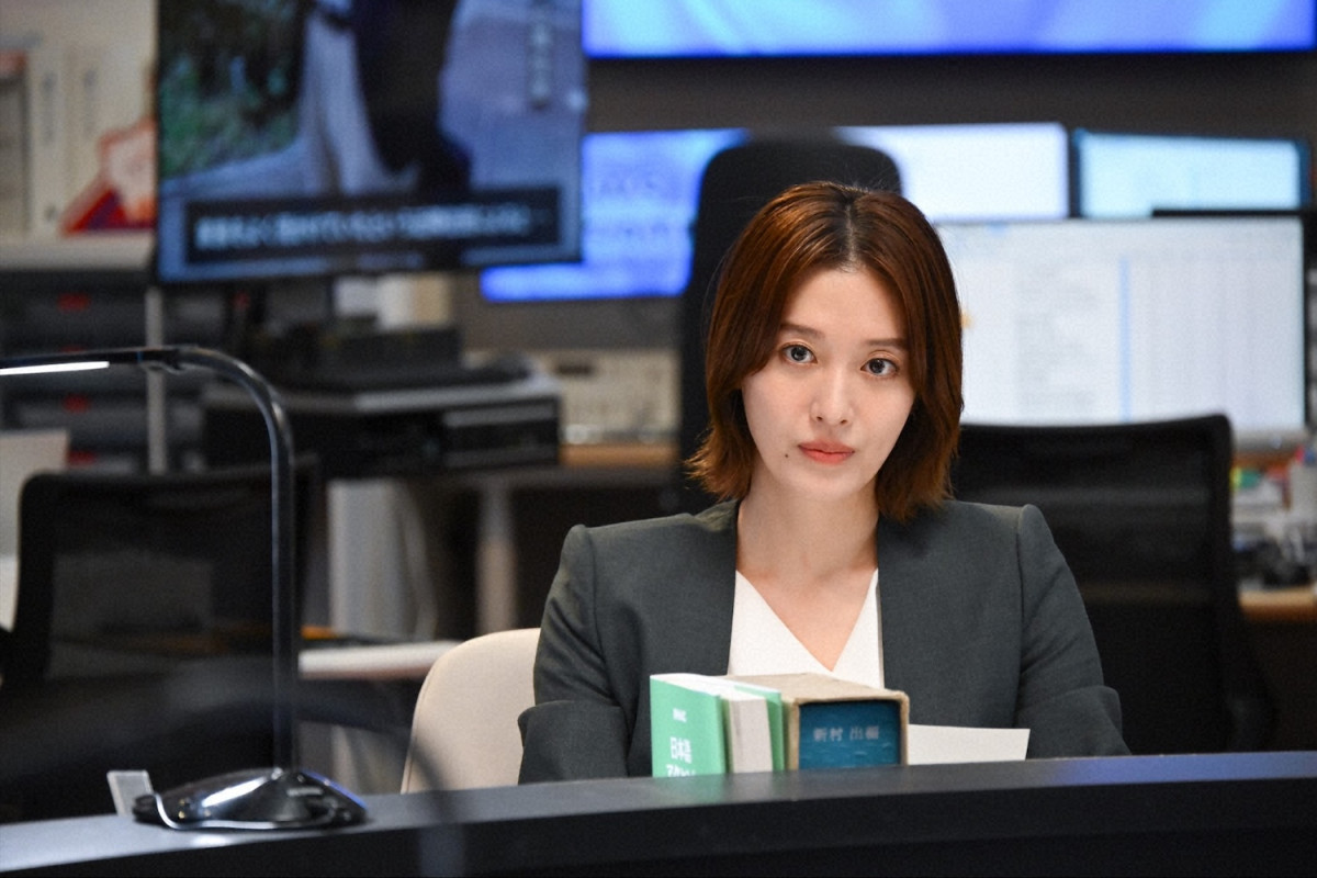 『キャスター』第4話　“進藤”阿部寛、盗撮事件が発生した女子中学校の取材に同行