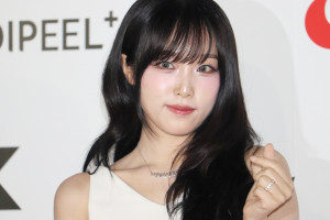 元IZ*ONEイェナ、純白のミニ丈ワンピを着こなす！　ブラック×ホワイトのコーデで「レッドカーペット」に登場＜KCON JAPAN 2025＞テンプレ