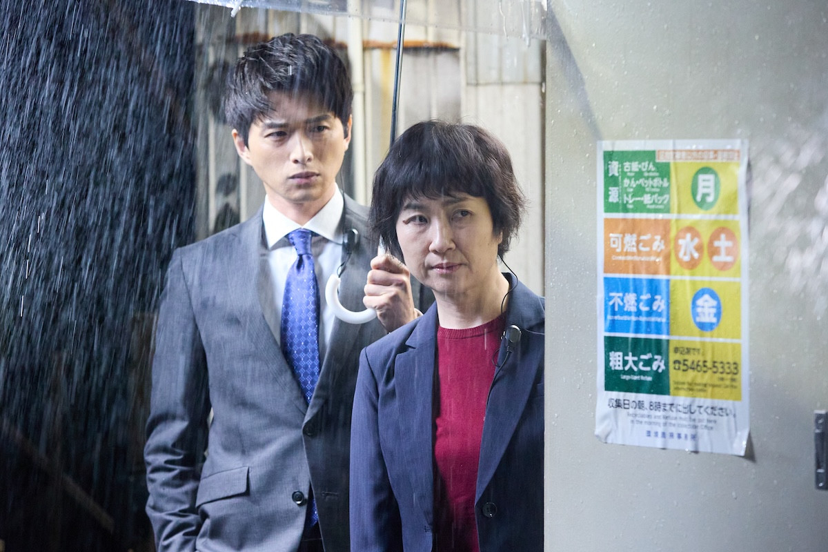 『恋は闇』第4話　“万琴”岸井ゆきの、取材現場で黒いレインコートの男と遭遇
