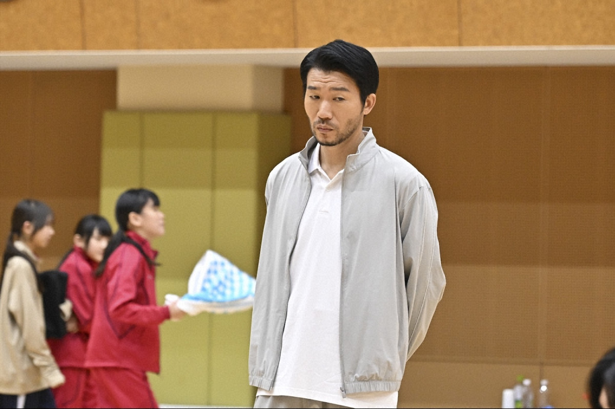 『キャスター』第4話　“進藤”阿部寛、盗撮事件が発生した女子中学校の取材に同行