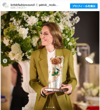 キャサリン妃、ヴィクトリア・ベッカムのパンツスーツで気鋭デザイナーを表彰　※「British Fashion Council」インスタグラム