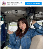 ヘリコプターに乗って笑顔の橋本環奈　※「橋本環奈＆井手上漠マネージャー」インスタグラム