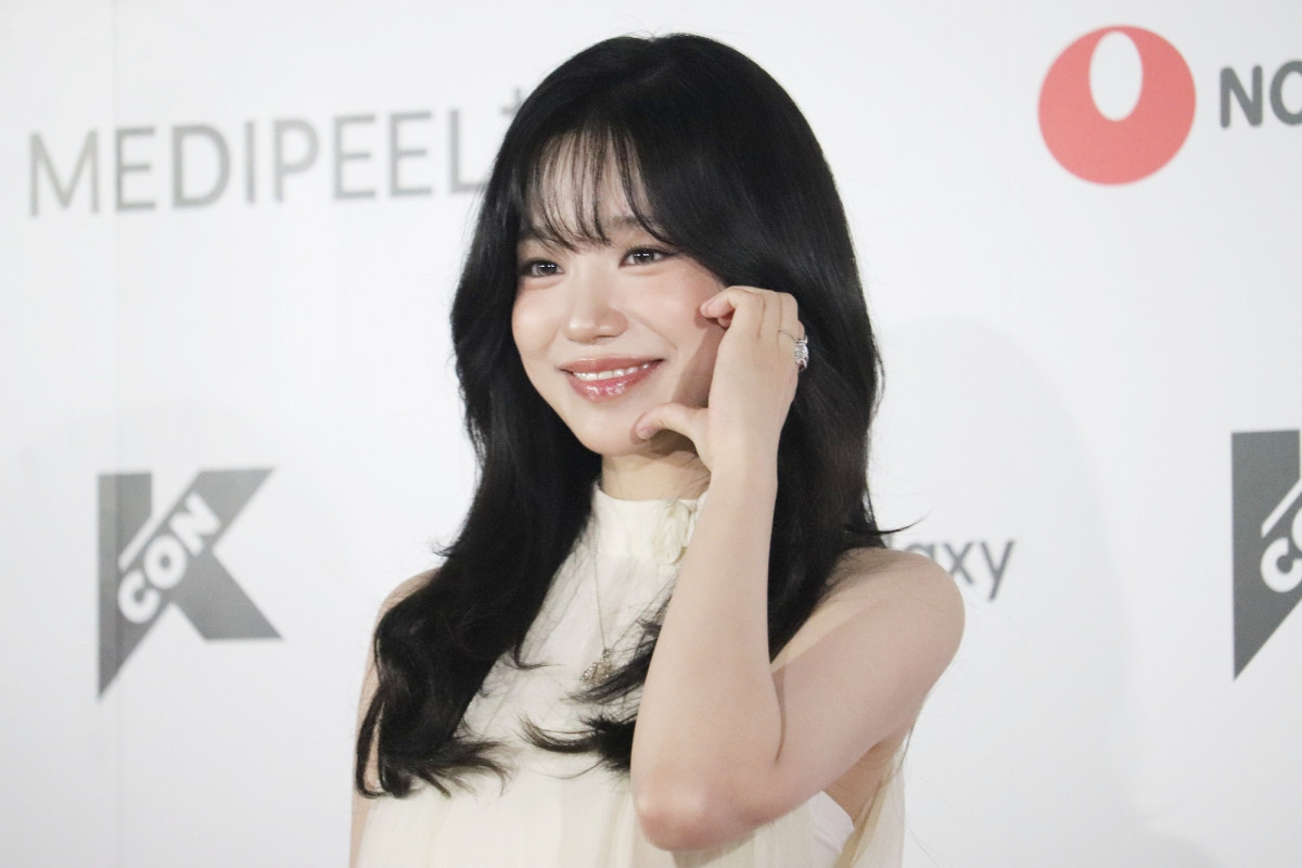 「KCON JAPAN 2025」のレッドカーペットに登場したチョ・ユリ＿20250509【二次使用不可】