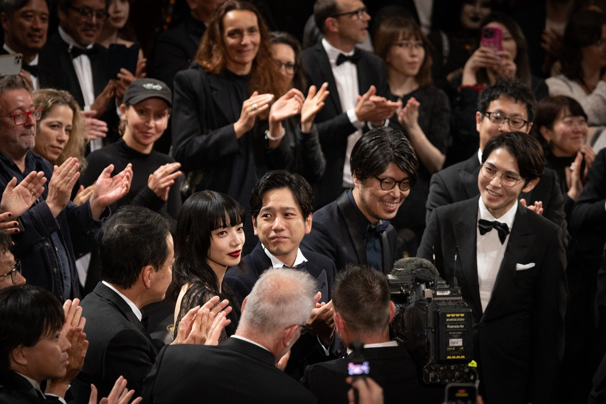 二宮和也&小松菜奈、カンヌのレッドカーペットに初登場！　『８番出口』世界初お披露目で喝采