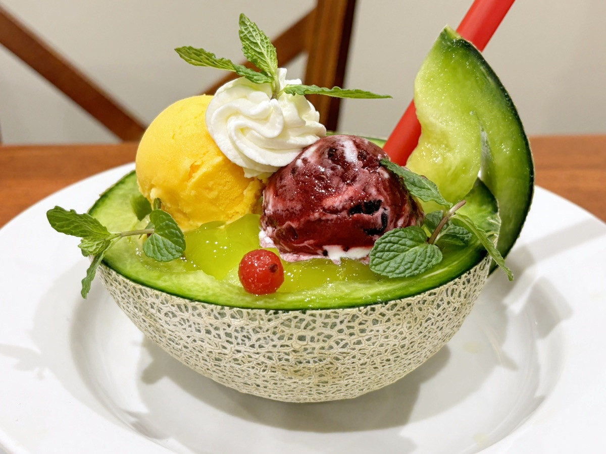 ロイホ、今年も“メロン半玉”ボウル登場！　毎年バズる「贅沢すぎる」一品がさらにパワーアップ＜実食レポ＞