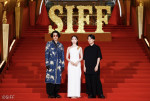 第27回上海国際映画祭レッドカーペットに登場した、映画『夏の砂の上』より（左から）オダギリジョー、高石あかり、玉田真也監督