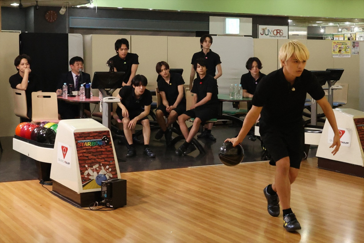 (左から)寺西拓人、伊藤利尋(フジテレビアナウンサー)、原嘉孝、松島聡、猪俣周杜、佐藤勝利、橋本将生、菊池風磨、篠塚大輝
