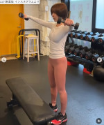 “奇跡の43歳”山川恵里佳がスタイル抜群！　トレーニングウェア姿が「素敵」「ラインが綺麗」　2児の母