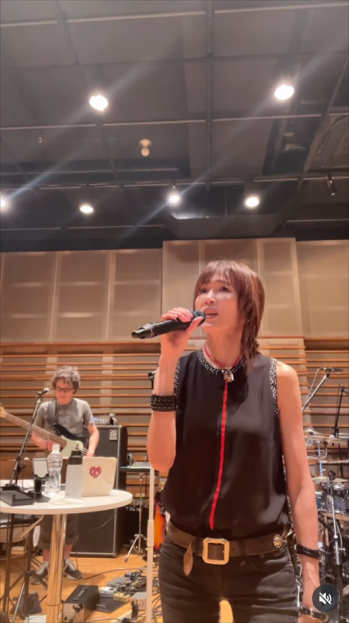 工藤静香55歳、ノースリーブ姿で魅力全開「スタイル抜群」「素敵すぎ」「カッコ可愛い」