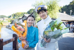 ドラマ『波うららかに、めおと日和』のクランクアップを迎えた（左から）山本舞香、小関裕太