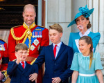 【写真】英王室の末っ子ルイ王子、トゥルーピング・ザ・カラーで兄ジョージ王子にたしなめられる