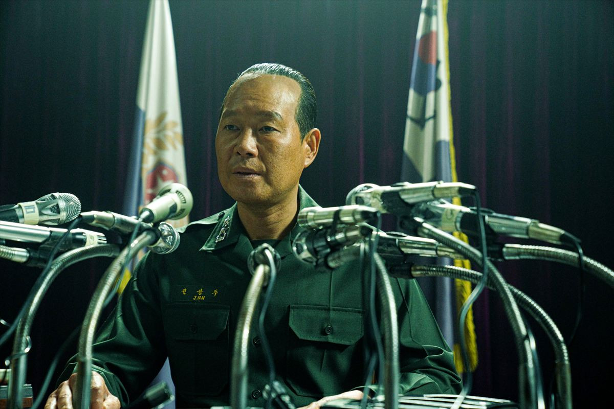 イ・ソンギュンの切実な表情も『大統領暗殺裁判　16日間の真実』場面写真8点解禁