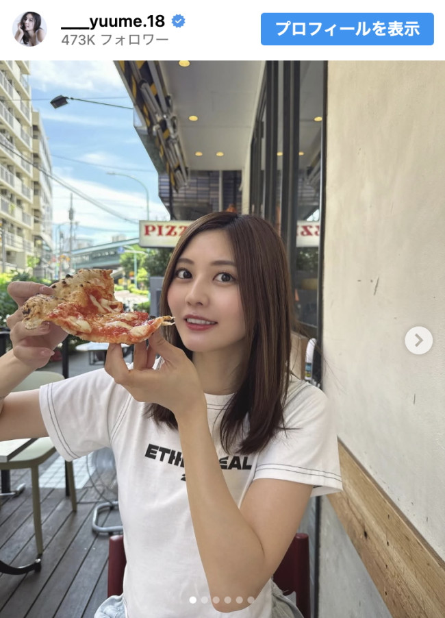 林ゆめ、大きなピザと無邪気スマイルを披露 ※「林ゆめ」インスタグラム