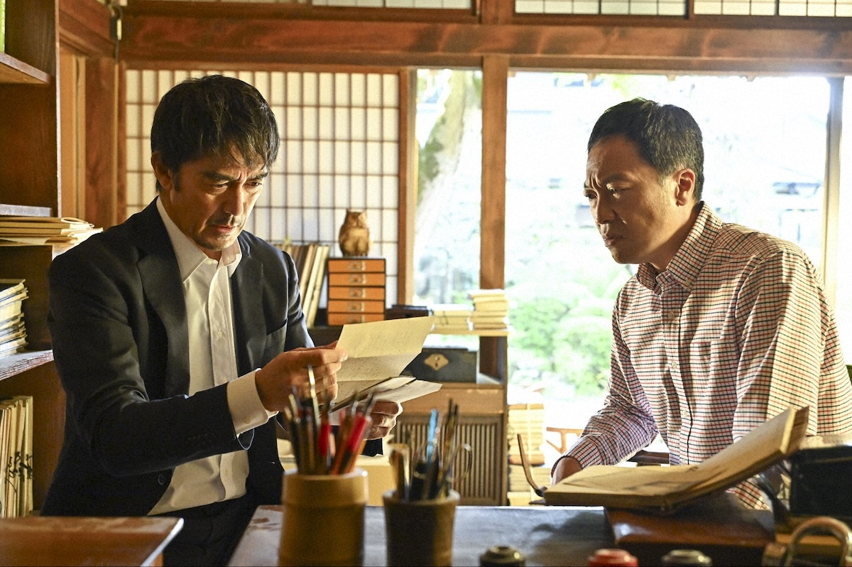 『キャスター』第9話　“進藤”阿部寛、スキャンダル発覚後も取材を継続　番組を揺るがす大事件が発生