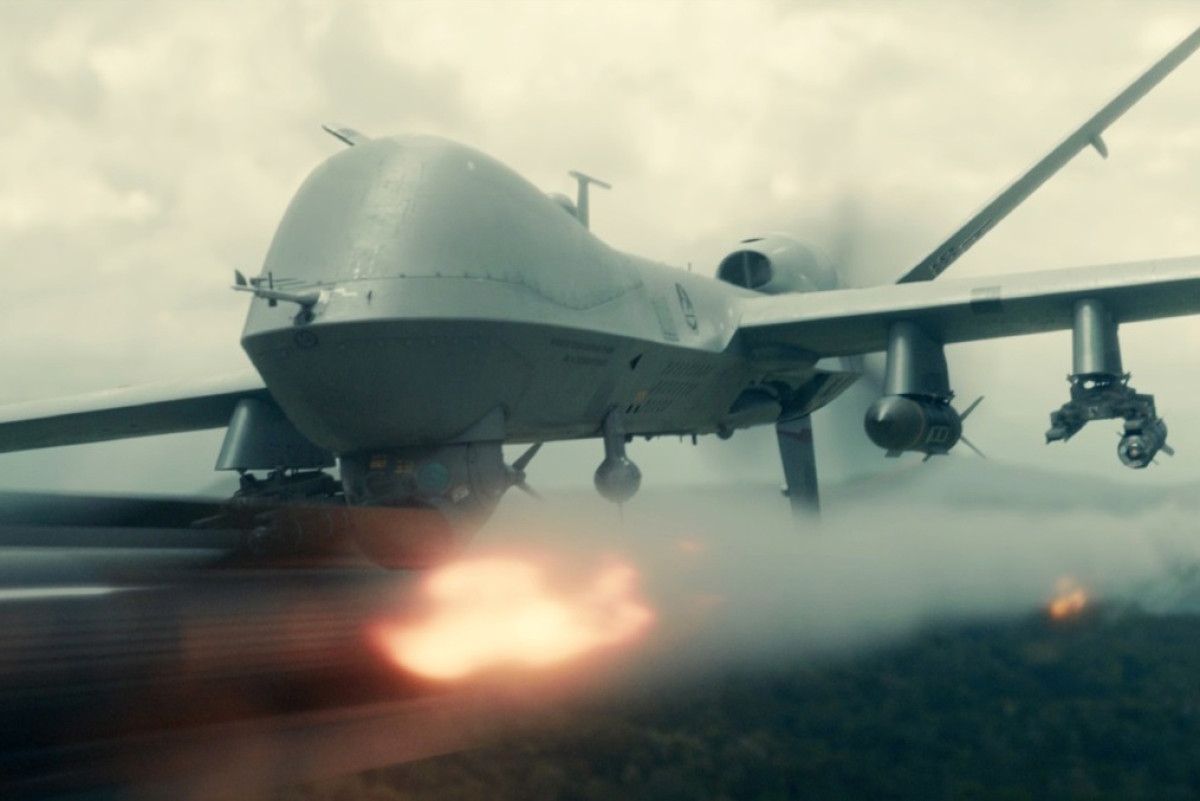 ラッセル・クロウが無人戦闘機操縦士の葛藤を熱演『ランド・オブ・バッド』8.15公開！　リアム・ヘムズワースがJTAC軍曹に
