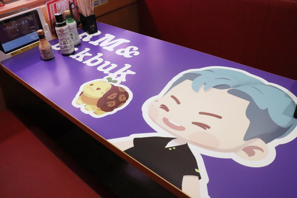 『BTS Island：インザソム』コラボ装飾された「スシロー」新宿三丁目店の様子＿20250627
