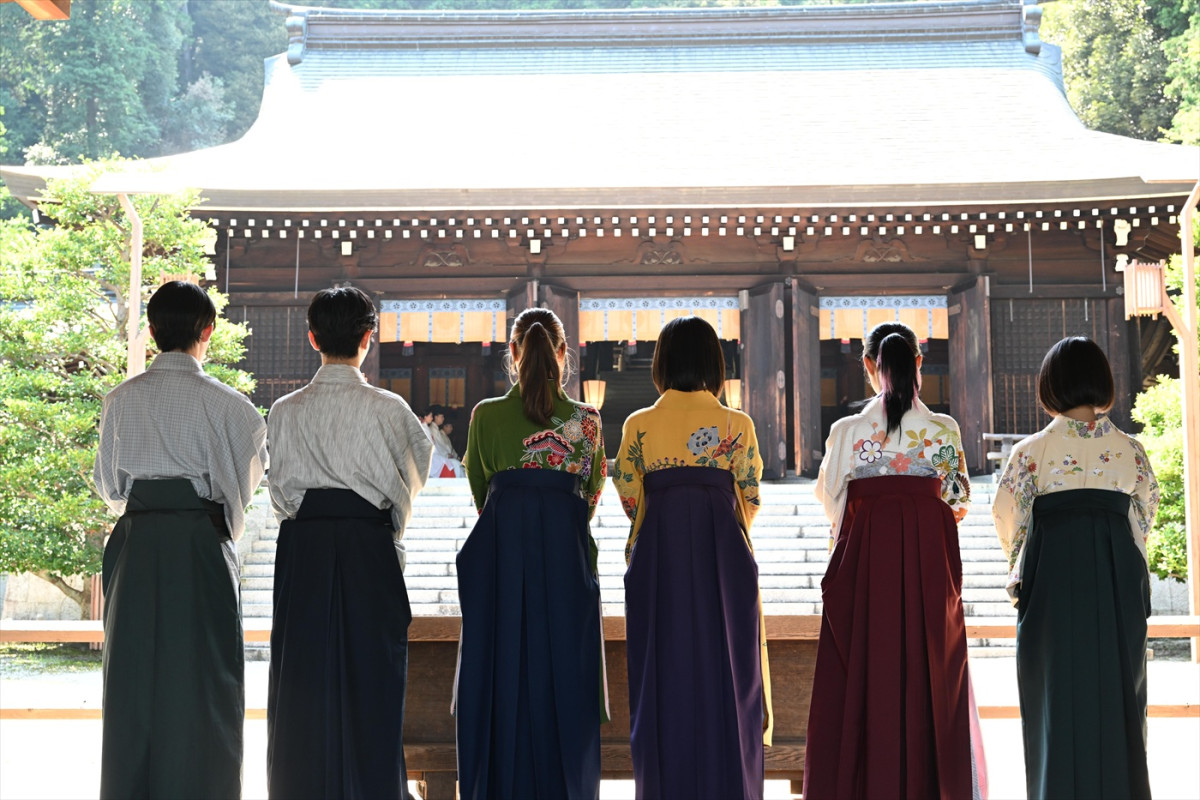 『ちはやふる－めぐり－』當真あみ、原菜乃華、上白石萌音らが袴姿で登場！　“かるたの聖地”近江神宮でヒット祈願