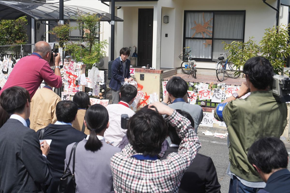 綾野剛の瞳に絶望が――「なぜ、それを信じますか？」『でっちあげ』公開記念予告＆新規場面写真解禁！