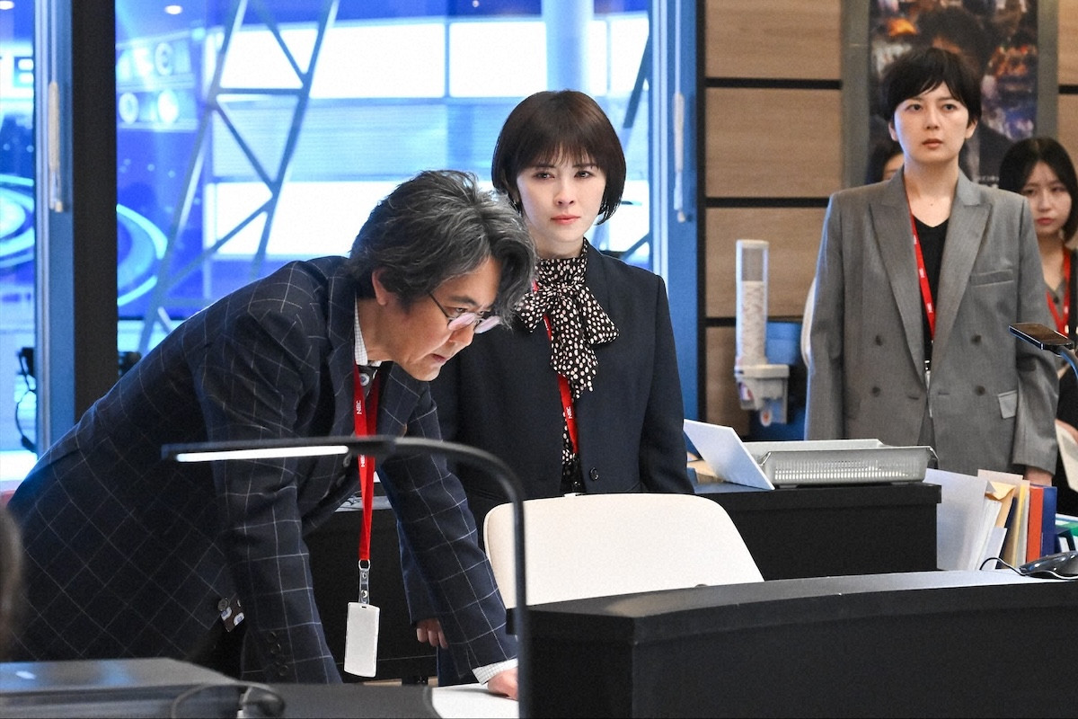 『キャスター』第9話　“進藤”阿部寛、スキャンダル発覚後も取材を継続　番組を揺るがす大事件が発生