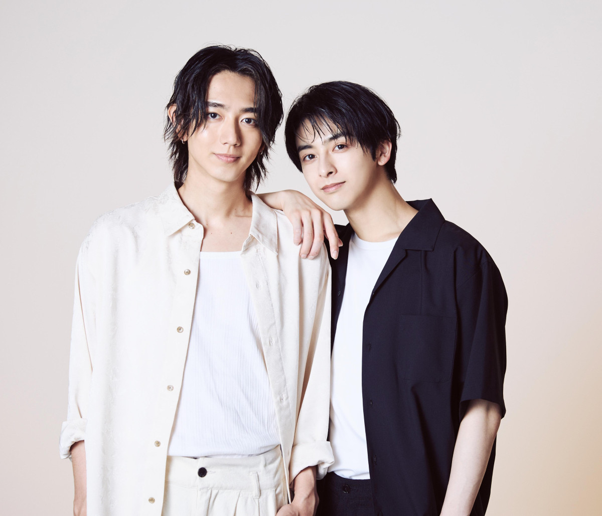 ドラマ『25時、赤坂で Season2』主演の(左から)駒木根葵汰、新原泰佑