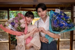 ドラマ『波うららかに、めおと日和』クランクアップを迎えた（左から）芳根京子、本田響矢