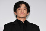 小栗旬、映画『フロントライン』初日舞台挨拶に登場