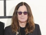 オジー・オズボーンさんの葬列が行われ、家族とファンが涙のお別れ