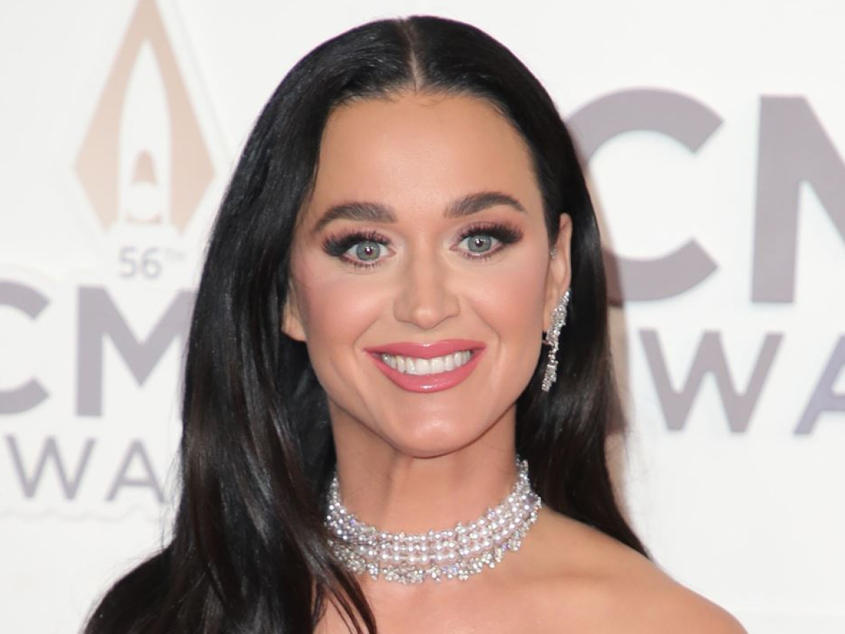 オーランド・ブルームと破局のケイティ・ペリー、男性とヨットでバカンス