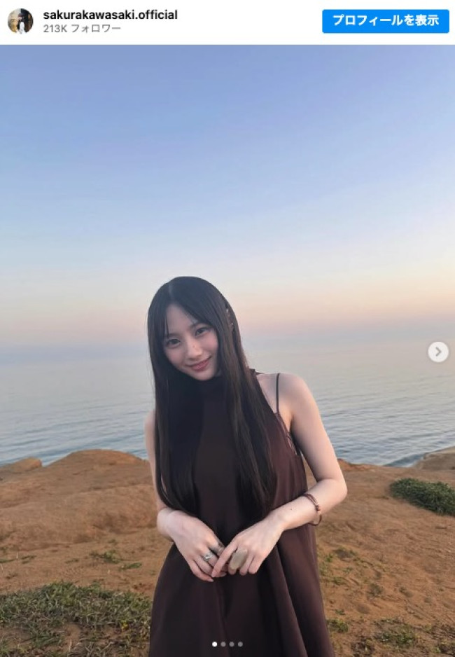 乃木坂46・川崎桜、ノースリーブ&センター分けヘアが美しい ※「川崎桜」インスタグラム