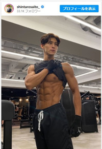 齋藤慎太郎アナのシックスパックがカッコいい　※「齋藤慎太郎」インスタグラム